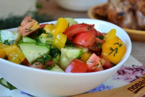 Салат из помидоров, огурцов и перцев. Салат из помидоров, огурцов и перцев.
