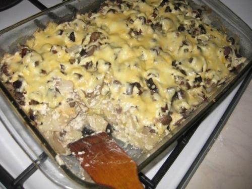 Запеканка с картофелем, мясом и грибочками.

