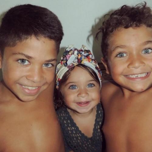 У этой межрасовой пары - детки с ангельским цветом глаз! 01