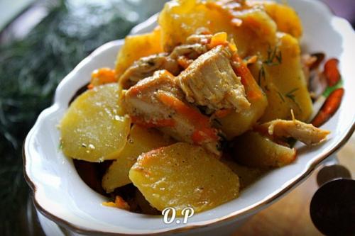 Картошка тушенная с курицей в молоке.

