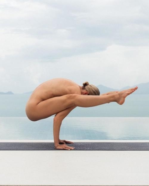 Девушка полностью обнаженная, но этого абсолютно не видно. 05