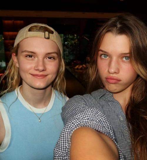 Мила Йовович поделилась снимками со своими дочерьми они же одинаковые. 02