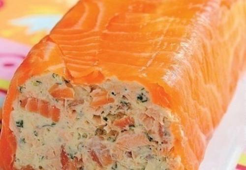 Рулет из творожного и копченого лосося сыра. Рулет из творожного и копченого лосося сыра.