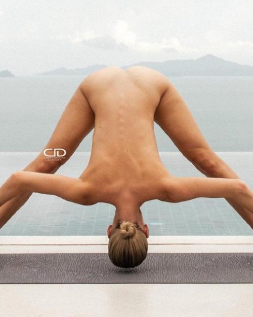 Девушка полностью обнаженная, но этого абсолютно не видно.
