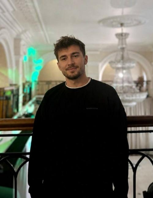 Работаю, люблю активные выходные, спонтанные поездки и вечера в хорошей компании. 01