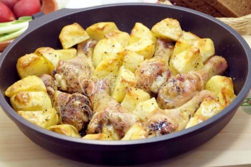 Куриные голени с картошкой в духовке. Куриные голени с картошкой в духовке.