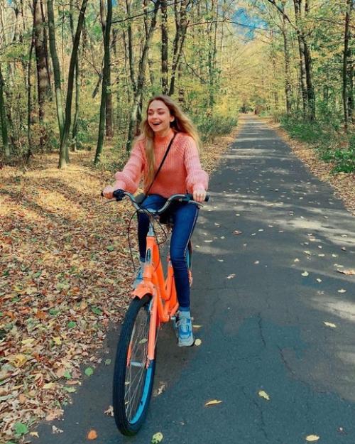 Анастасия Крылова - восходящая звезда российского кино, сыграла в Трудных Подростках. 03