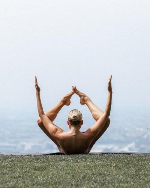 Девушка полностью обнаженная, но этого абсолютно не видно. 03