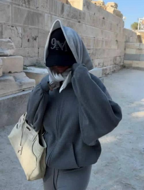 У старшей дочери Оксаны Самойловой и джигана всё стабильно: Ари не хочет загорать, поэтому в жару ходит в таком виде …. 02