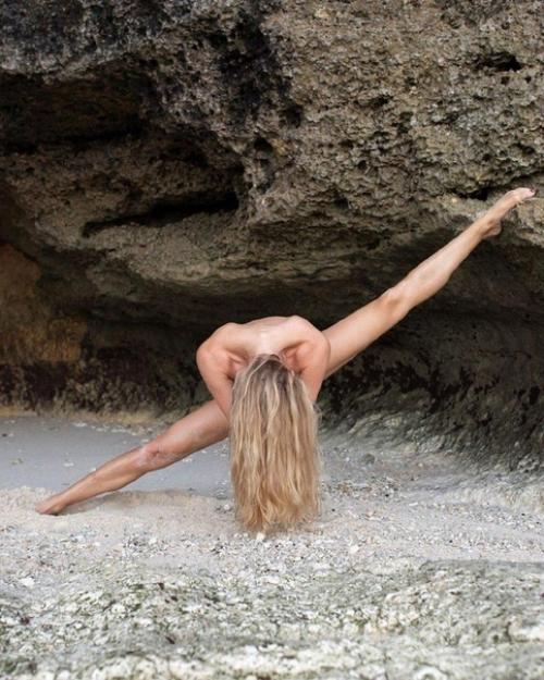 Девушка полностью обнаженная, но этого абсолютно не видно. 02