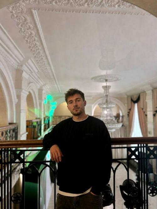 Работаю, люблю активные выходные, спонтанные поездки и вечера в хорошей компании. 02