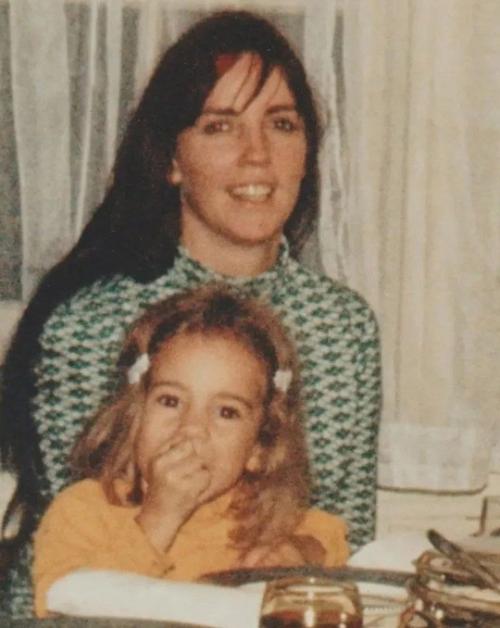 Мэрайя Кэри потеряла мать и сестру в один и тот же день. 02