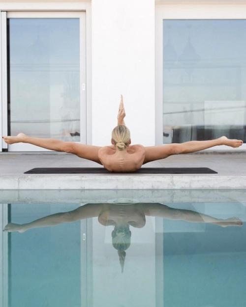 Девушка полностью обнаженная, но этого абсолютно не видно. 04