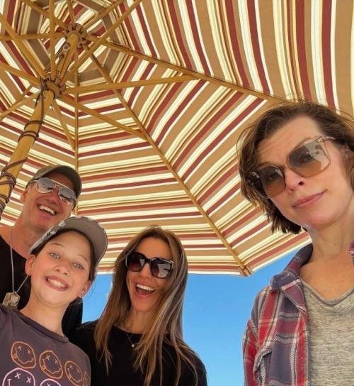 Мила Йовович поделилась снимками со своими дочерьми они же одинаковые. 01