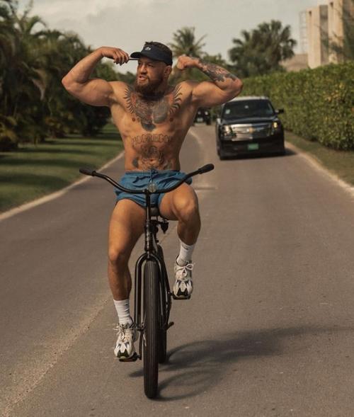 Конор макгрегор официально заявил о своем намерении баллотироваться на пост президента Ирландии. 03