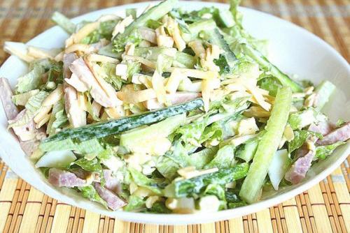 Салат с копченой колбасой и огурцами. 02