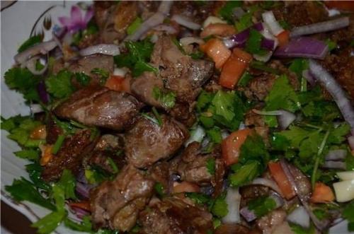 Теплый салат с печенью.