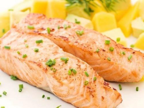 Семга на пару с грибным соусом.