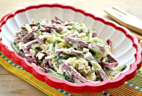 Салат с копченой колбасой и огурцами. 01