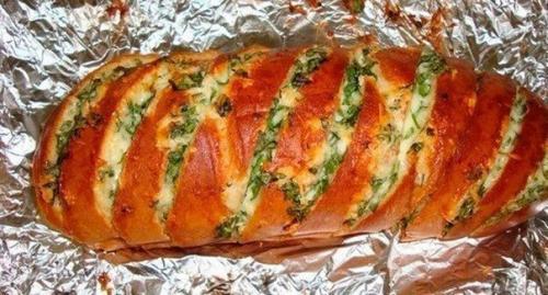Запеченный батон с сыром и чесноком.

