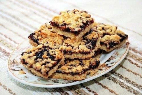 Тертый пирог с вареньем к чаю.