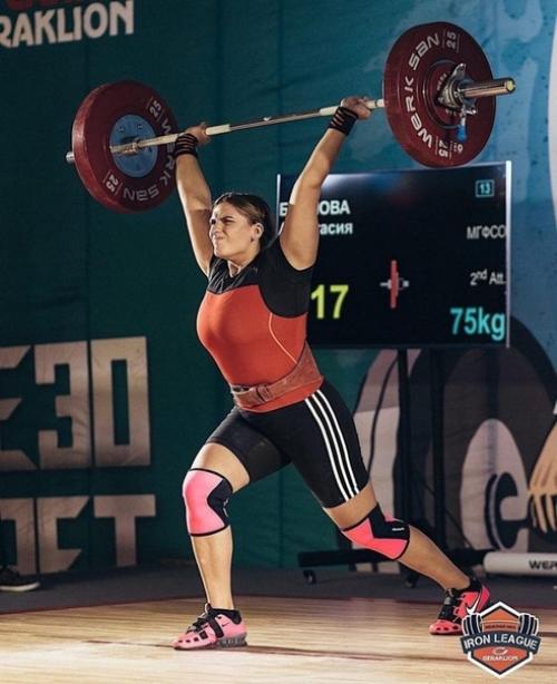 Сильная девушка в прямом и переносном смысле. 01