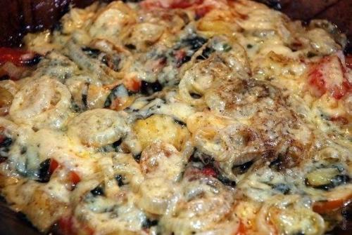 Овощное ассорти, запеченное с сыром.