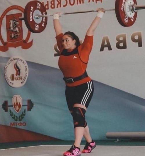 Сильная девушка в прямом и переносном смысле. 03