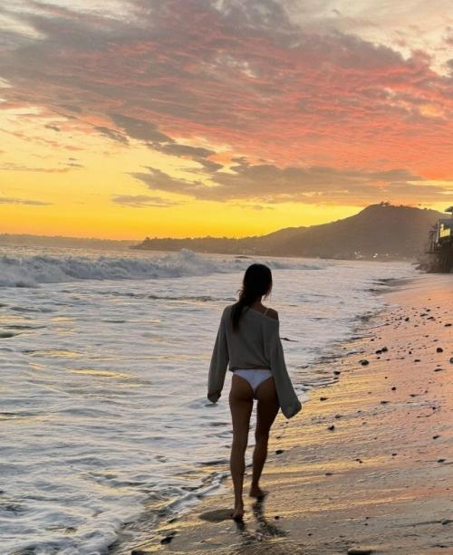 Осень пришла и в малибу, где живет амбросио - пришлось сменить одежду. 03