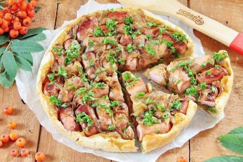 Пирог с колбасками и карамелизированным луком. Пирог с колбасками и карамелизированным луком.