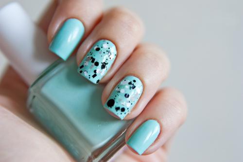 Омолаживающий маникюр. Какие оттенки лака сделают руки моложе