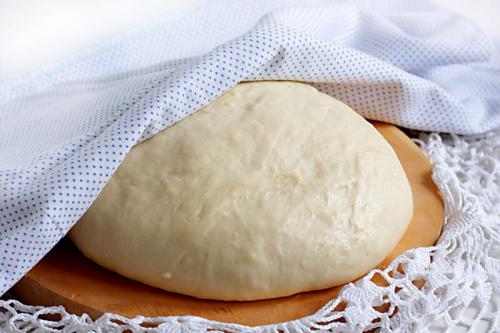 Для приготовления теста нам понадобится. Самое лучшее дрожжевое тесто для пирожков.