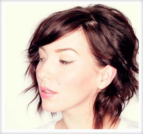 Стрижки на короткие волосы с прямой челкой. Выбираем стрижки на короткие волосы с челкой по форме лица 01 Стрижки на короткие волосы с прямой челкой. Выбираем стрижки на короткие волосы с челкой по форме лица 01