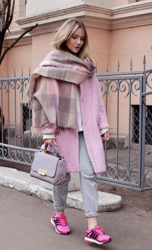 Пальто-халат с кроссовками. Какие модели пальто сочетаются с кроссовками