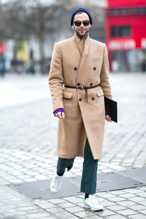 Пальто-халат с кроссовками. Какие модели пальто сочетаются с кроссовками