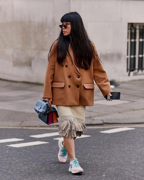 Пальто-халат с кроссовками. Какие модели пальто сочетаются с кроссовками