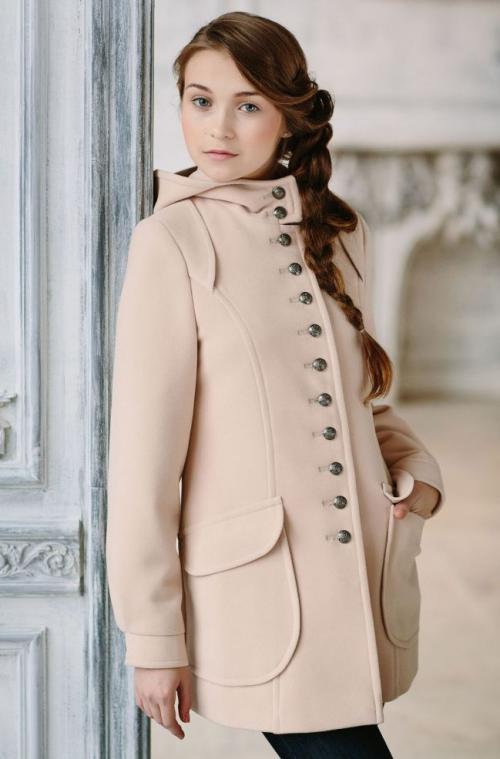 Пальто с массивными кроссовками. Какие модели пальто подходят