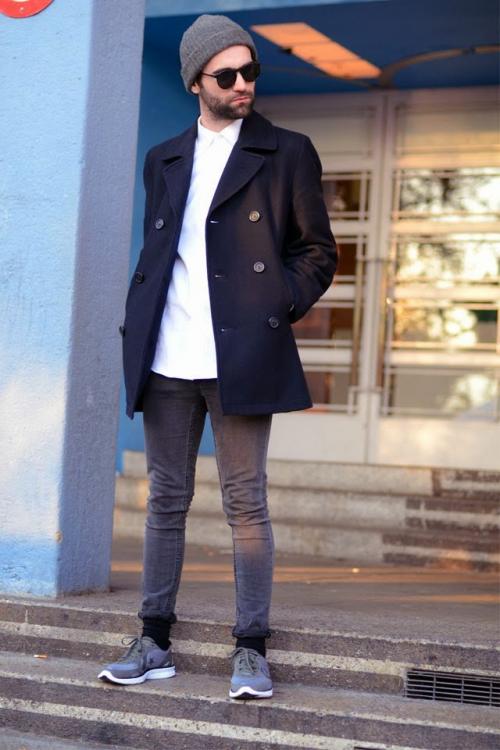 Пальто-халат с кроссовками. Какие модели пальто сочетаются с кроссовками