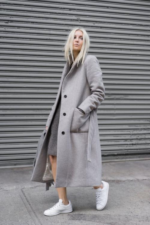 Пальто-халат с кроссовками. Какие модели пальто сочетаются с кроссовками