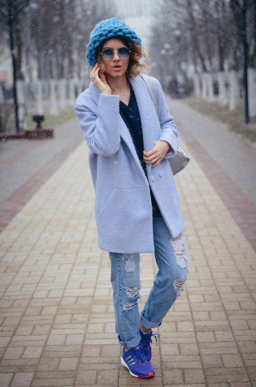 Пальто-халат с кроссовками. Какие модели пальто сочетаются с кроссовками