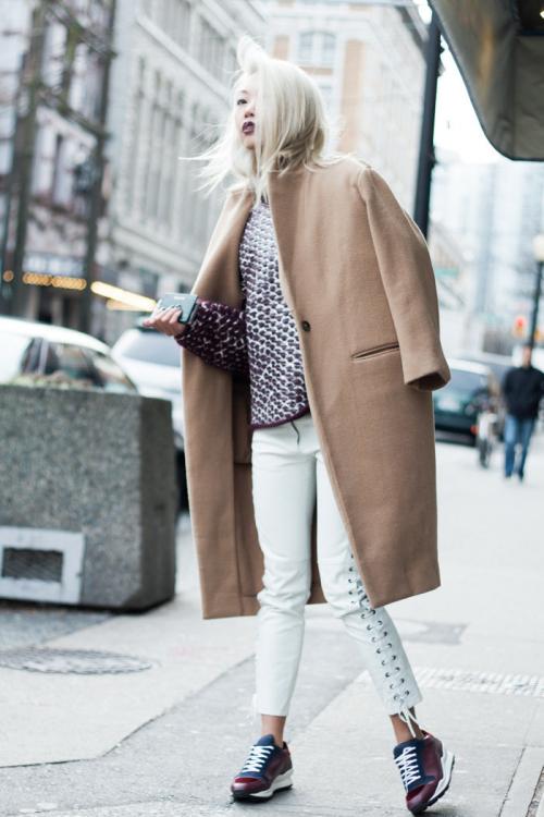 Пальто-халат с кроссовками. Какие модели пальто сочетаются с кроссовками