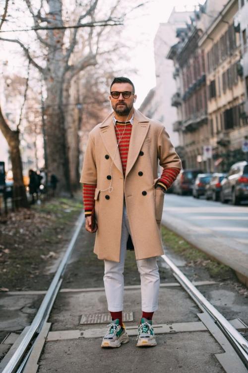 Пальто-халат с кроссовками. Какие модели пальто сочетаются с кроссовками