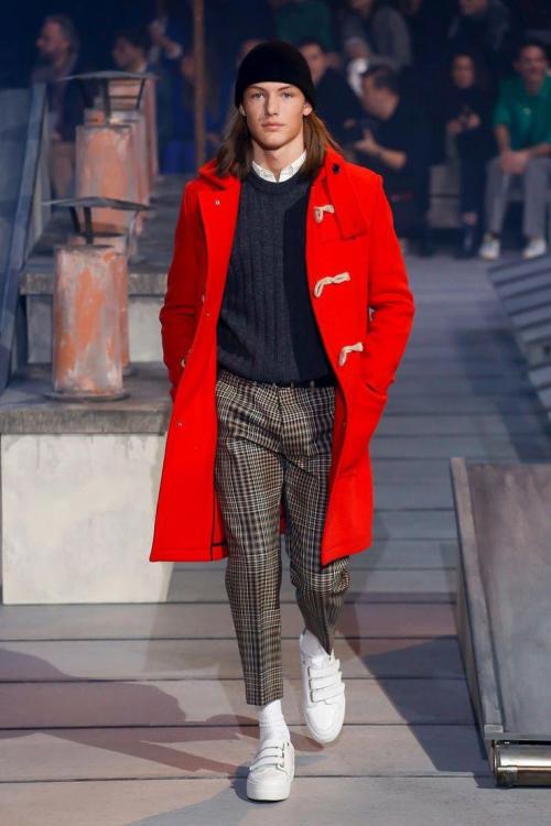 Пальто-халат с кроссовками. Какие модели пальто сочетаются с кроссовками