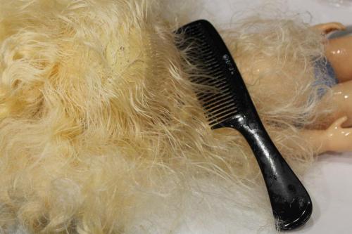 Как привести в порядок волосы куклы если они свалялись. Как распутать и выпрямить волосы кукле на примере Диснейки Золушки.