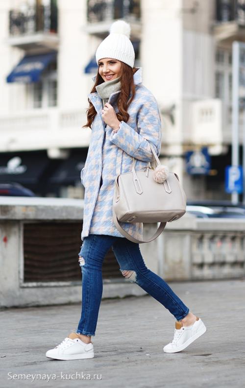 Пальто с укороченными джинсами. Модные луки  и правила стиля.