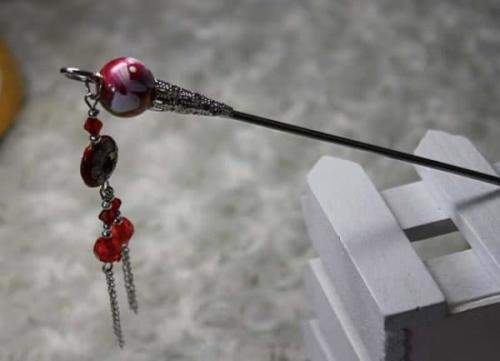 Как красиво заколоть короткие волосы невидимками. Прически с невидимками: как красиво заколоть волосы средней длины, заколки на длинных волосах