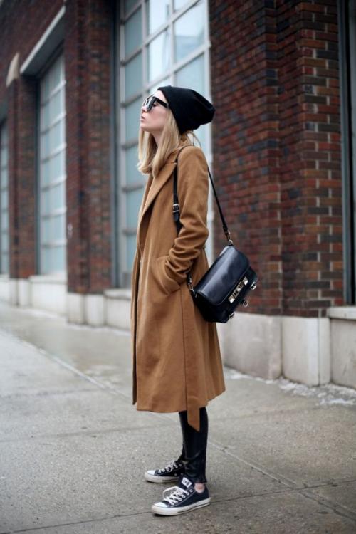 Пальто с укороченными брюками и кроссовками. Какие фасоны пальто можно сочетать с кроссовками