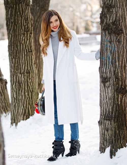 Пальто с укороченными джинсами. Модные луки  и правила стиля.