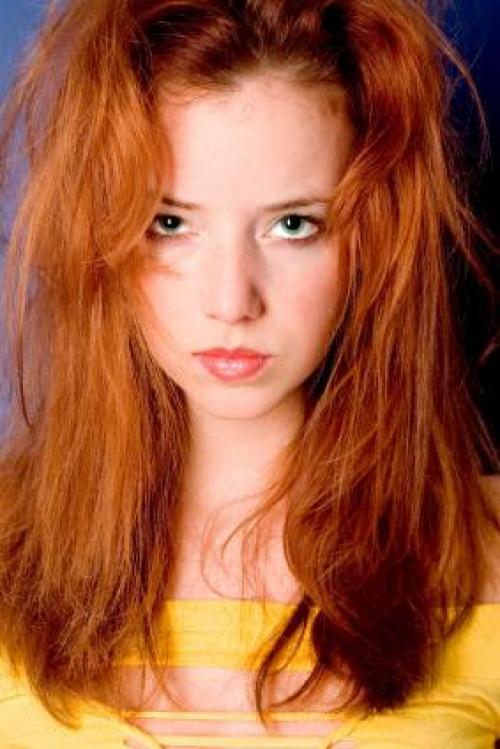 На голове маленькие волоски торчат. Волосы «с искрой» 16