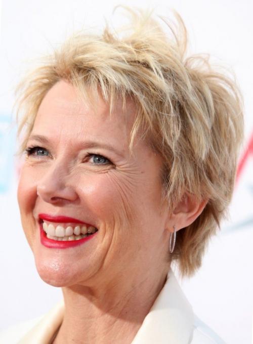 Стрижки после 60 лет для женщин которые молодят. Лучшие омолаживающие прически для женщин 60 лет на средние волосы